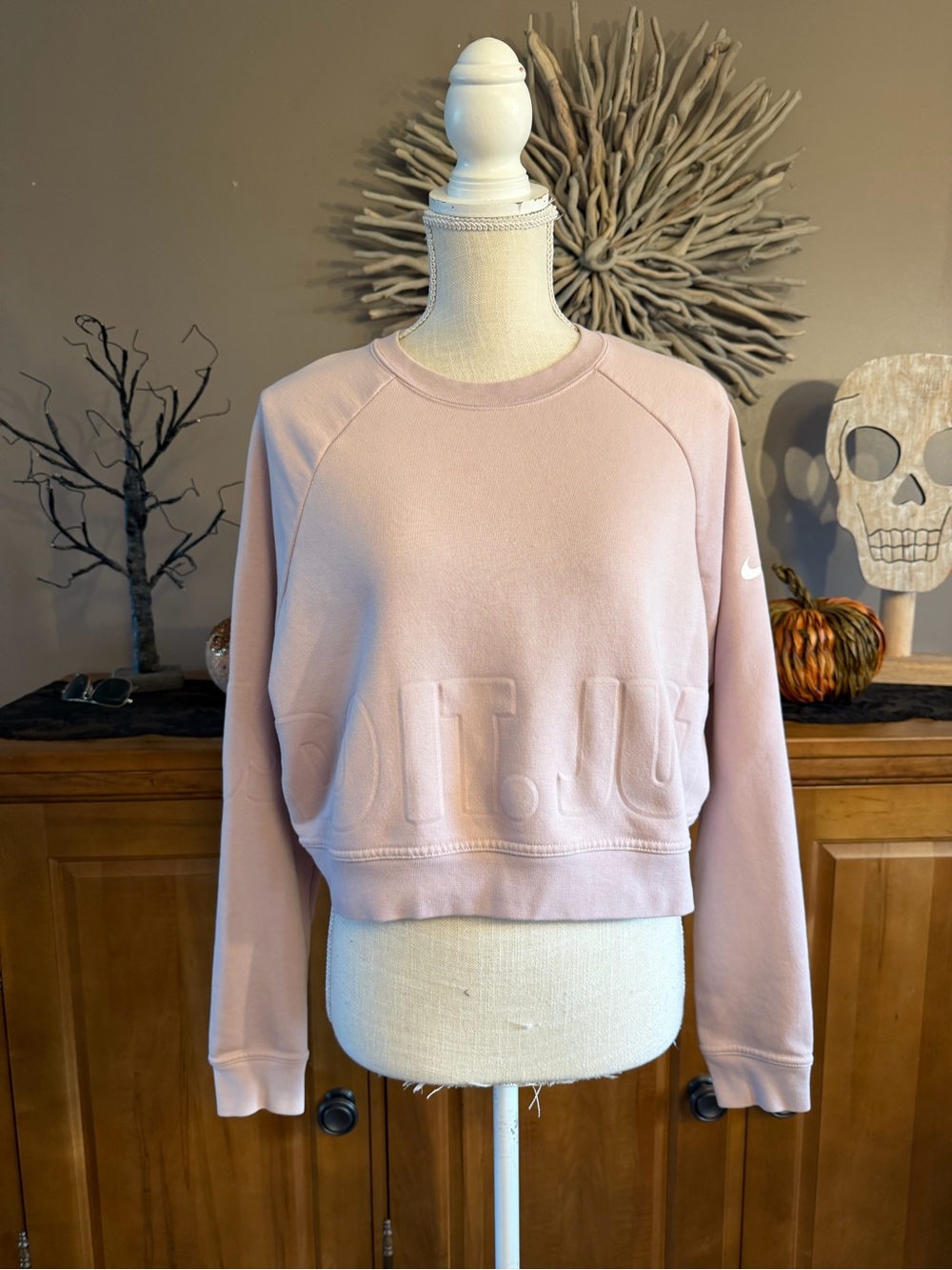 Nike cropped long sleeved Crewneck light mauve sweatshirt